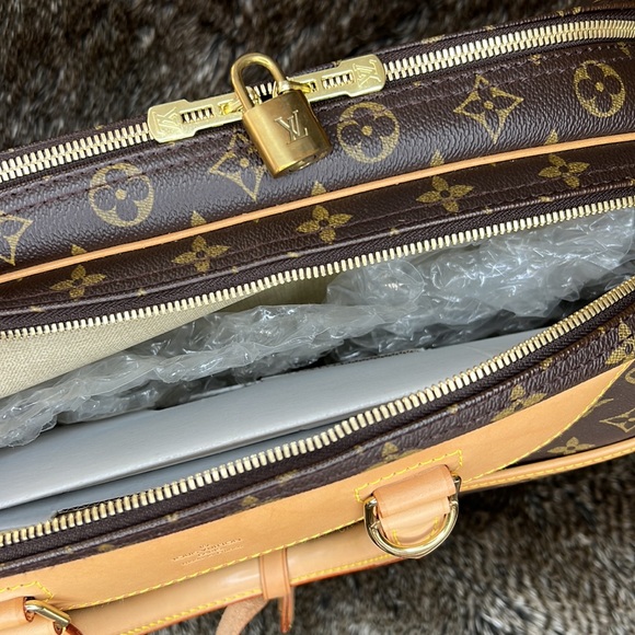 Louis Vuitton Alize 24H Travel Hand Bag - Picture 4 of 11